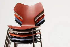 Fritz Hansen 3130 Grand Prix stol i farvet ask af Arne Jacobsen