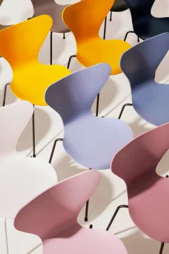 Fritz Hansen 3107 Serie 7 stol i farvet ask af Arne Jacobsen Hot