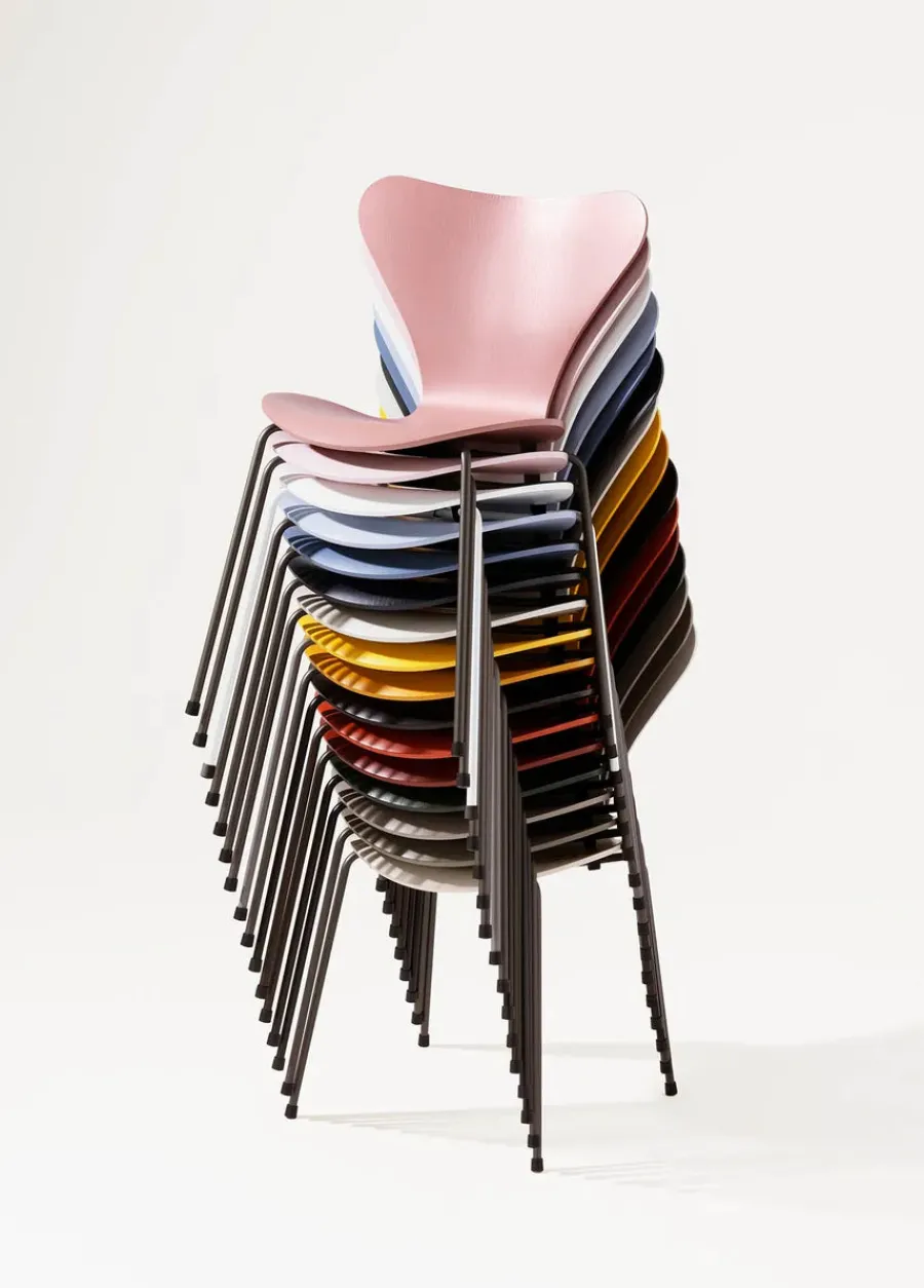 Fritz Hansen 3107 Serie 7 stol i farvet ask af Arne Jacobsen Hot