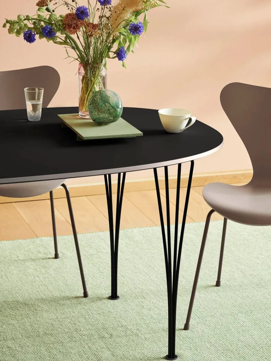 Fritz Hansen 3107 Serie 7 stol i farvet ask af Arne Jacobsen Hot
