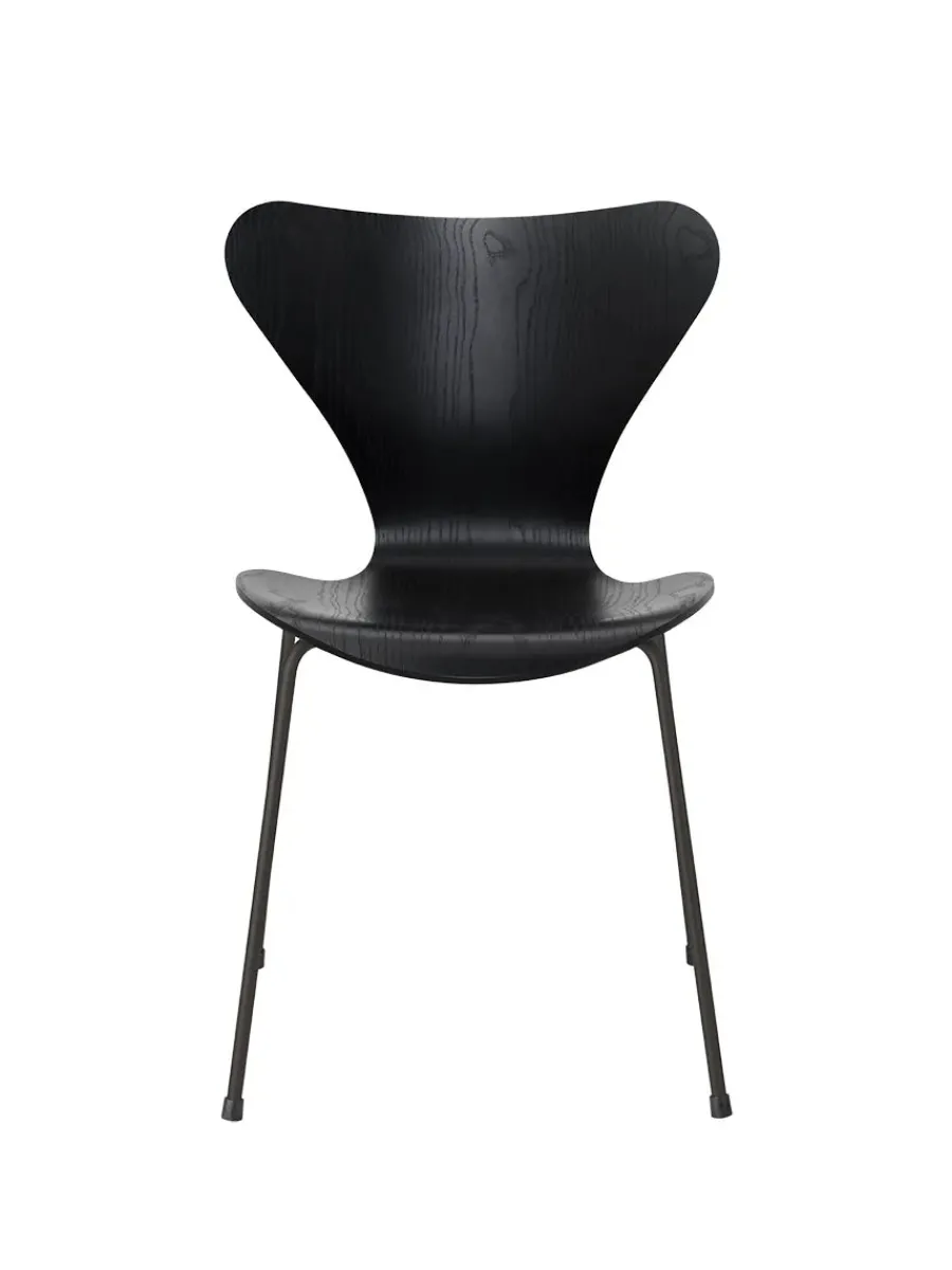 Fritz Hansen 3107 Serie 7 stol i farvet ask af Arne Jacobsen Hot