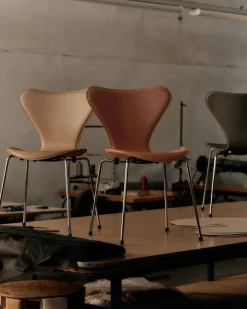 Fritz Hansen 3107 Serie 7 stol, Tailored af Arne Jacobsen