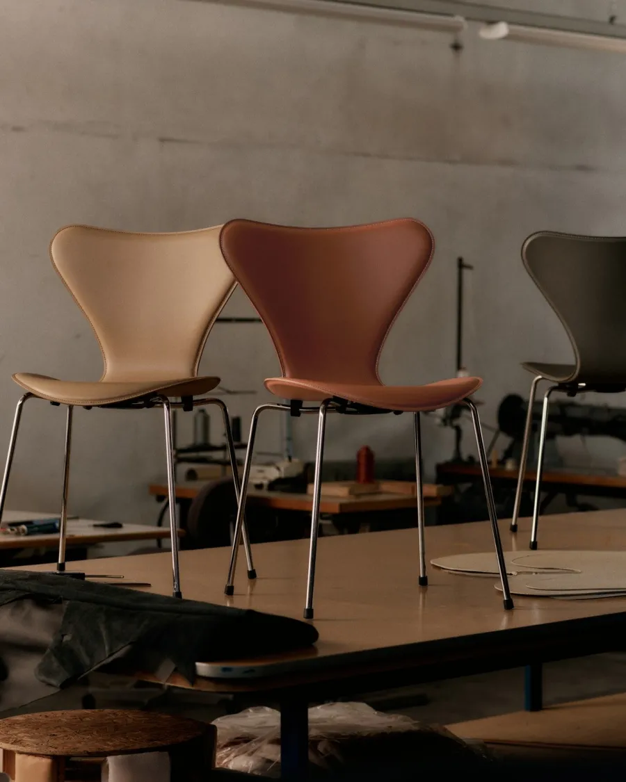 Fritz Hansen 3107 Serie 7 stol, Tailored af Arne Jacobsen