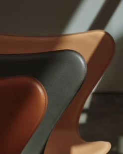 Fritz Hansen 3107 Serie 7 stol, Tailored af Arne Jacobsen