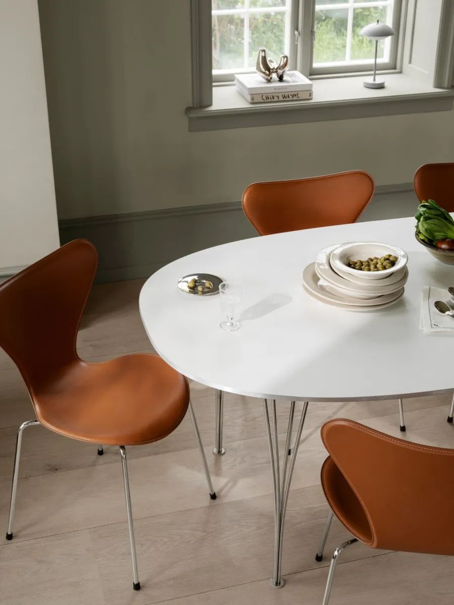 Fritz Hansen 3107 Serie 7 stol, Tailored af Arne Jacobsen