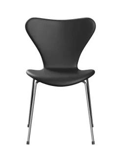 Fritz Hansen 3107 stol, fuldpolstret Essential læder sort / krom stel af Arne Jacobsen