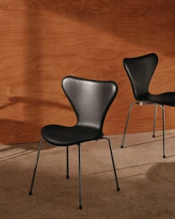 Fritz Hansen 3107 stol, fuldpolstret Essential læder sort / krom stel af Arne Jacobsen