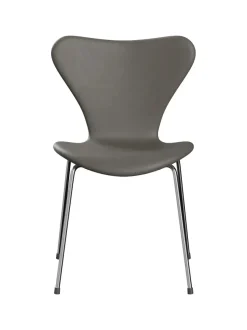 Fritz Hansen 3107 stol, fuldpolstret Essential læder sort / krom stel af Arne Jacobsen