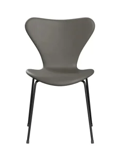 Fritz Hansen 3107 stol, fuldpolstret Essential læder sort / krom stel af Arne Jacobsen