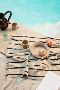 Ferm Living Alee Bath Towel, sand/black fra