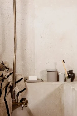Ferm Living Alee Bath Towel, sand/black fra