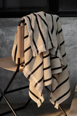 Ferm Living Alee Bath Towel, sand/black fra