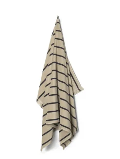 Ferm Living Alee Beach Towel, sand/black fra Outlet