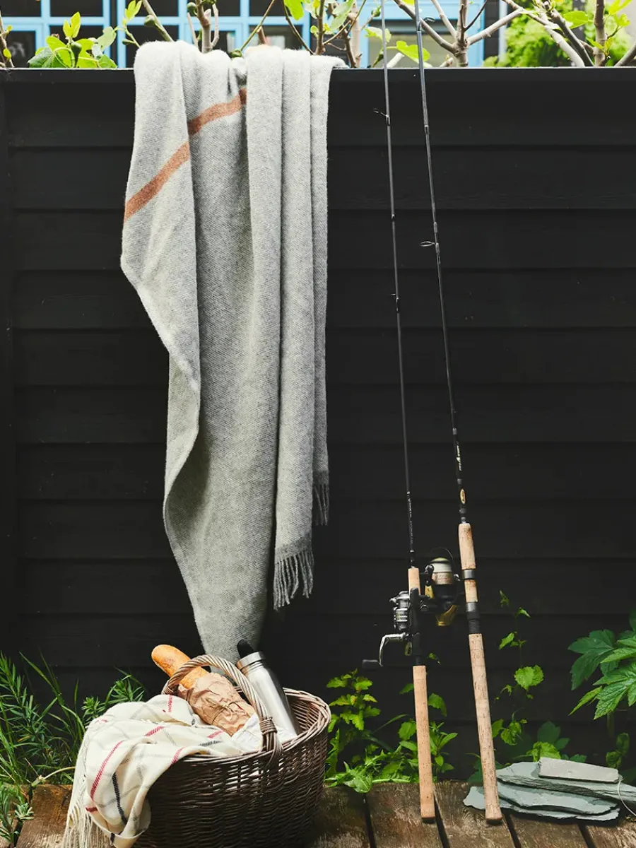 Silkeborg Uldspinderi Alrø Plaid, grey navy fra Outlet