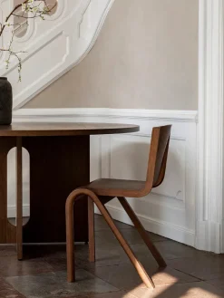 Audo Copenhagen Androgyne Dining Table Ø120 dark stained oak fra Best