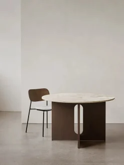 Audo Copenhagen Androgyne Dining Table Ø120 dark stained oak, sand sten fra New