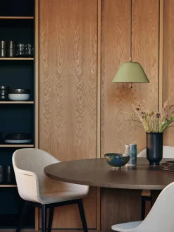 Audo Copenhagen Androgyne Dining Table Ø120 dark stained oak, sand sten fra New