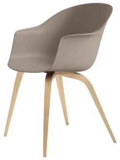 GUBI Bat Spisestol, wood base fra Clearance