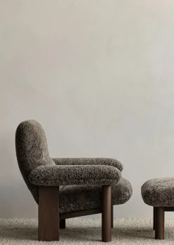 Audo Copenhagen Brasilia Lounge Chair, Dark Stained Oak Sheepskin Root fra