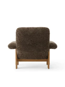 Audo Copenhagen Brasilia Lounge Chair, Dark Stained Oak Sheepskin Root fra
