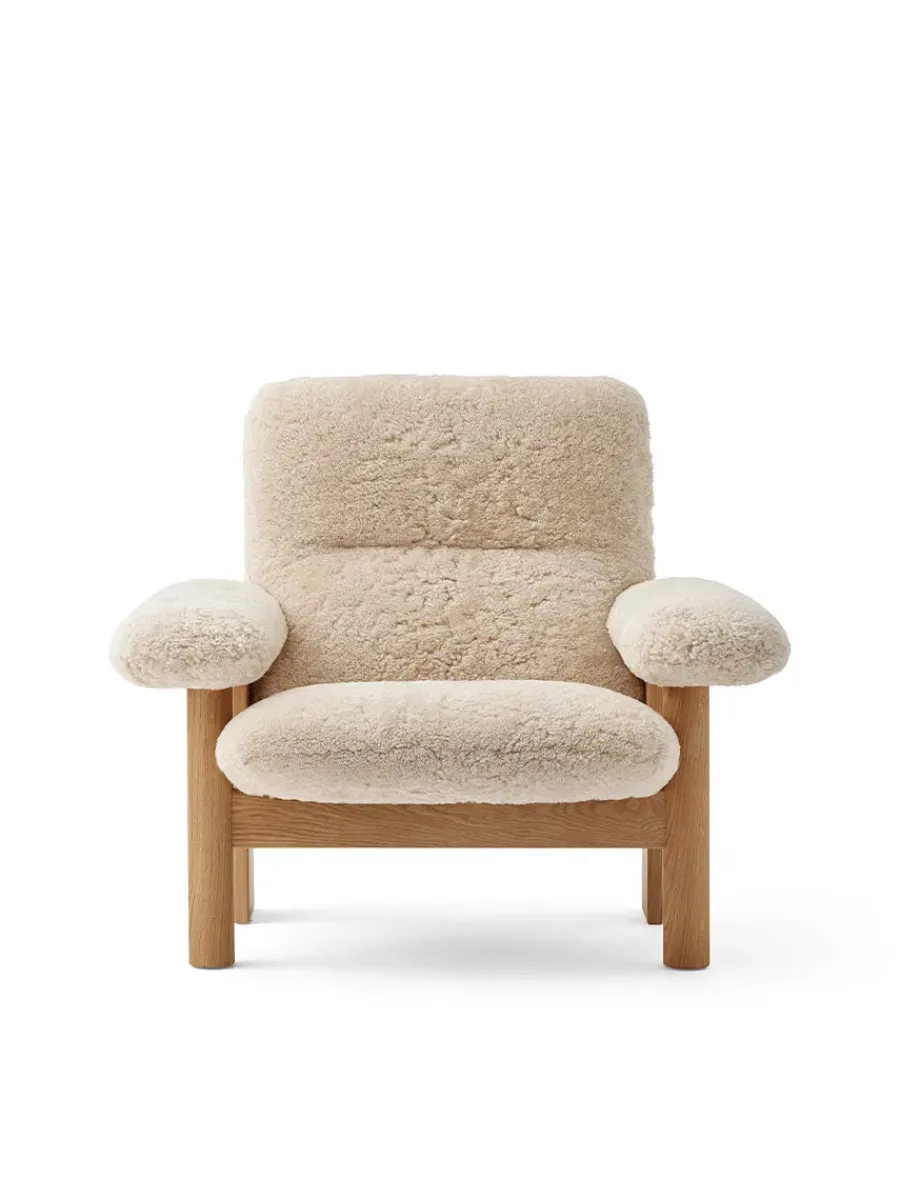 Audo Copenhagen Brasilia Lounge Chair, Natural Oak Sheepskin Nature fra Clearance