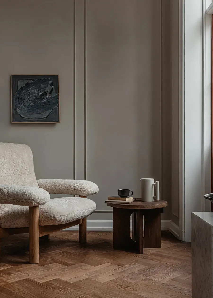 Audo Copenhagen Brasilia Lounge Chair, Natural Oak Sheepskin Nature fra Clearance
