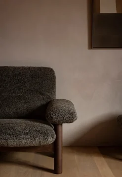 Audo Copenhagen Brasilia Lounge Chair, Natural Oak Sheepskin Nature fra Clearance