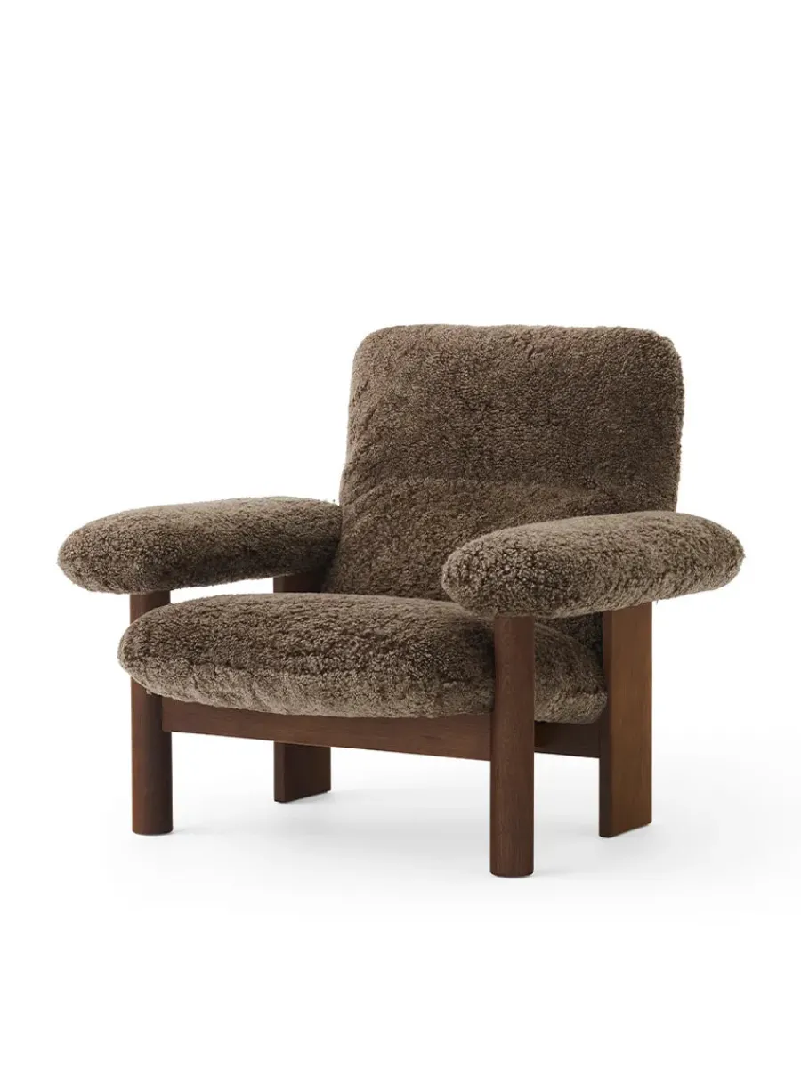 Audo Copenhagen Brasilia Lounge Chair, Natural Oak Sheepskin Nature fra Clearance