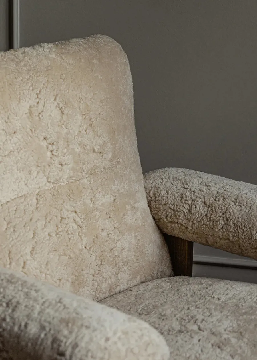 Audo Copenhagen Brasilia Lounge Chair, Natural Oak Sheepskin Nature fra Clearance