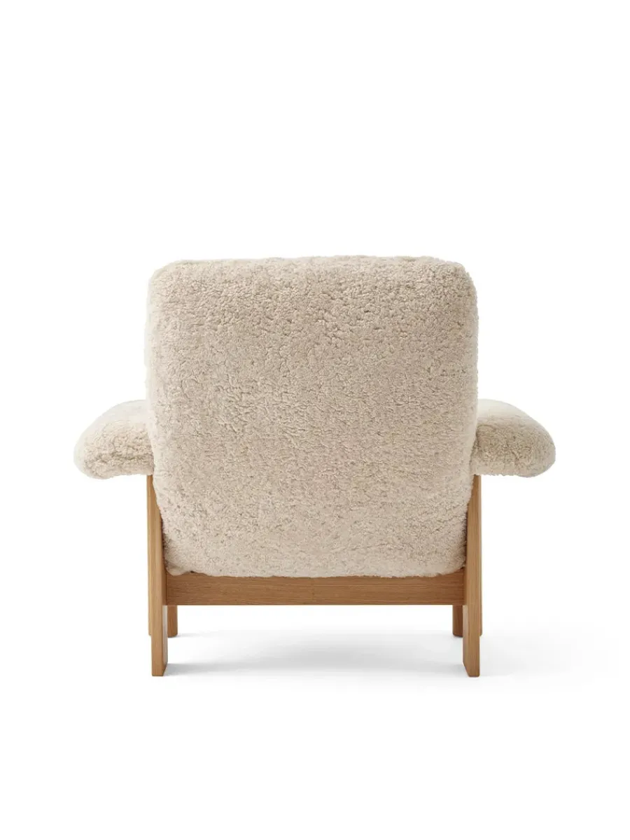 Audo Copenhagen Brasilia Lounge Chair, Natural Oak Sheepskin Nature fra Clearance
