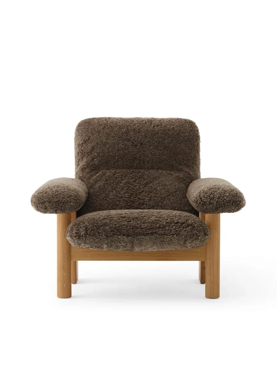 Audo Copenhagen Brasilia Lounge Chair, Natural Oak Sheepskin Nature fra Clearance