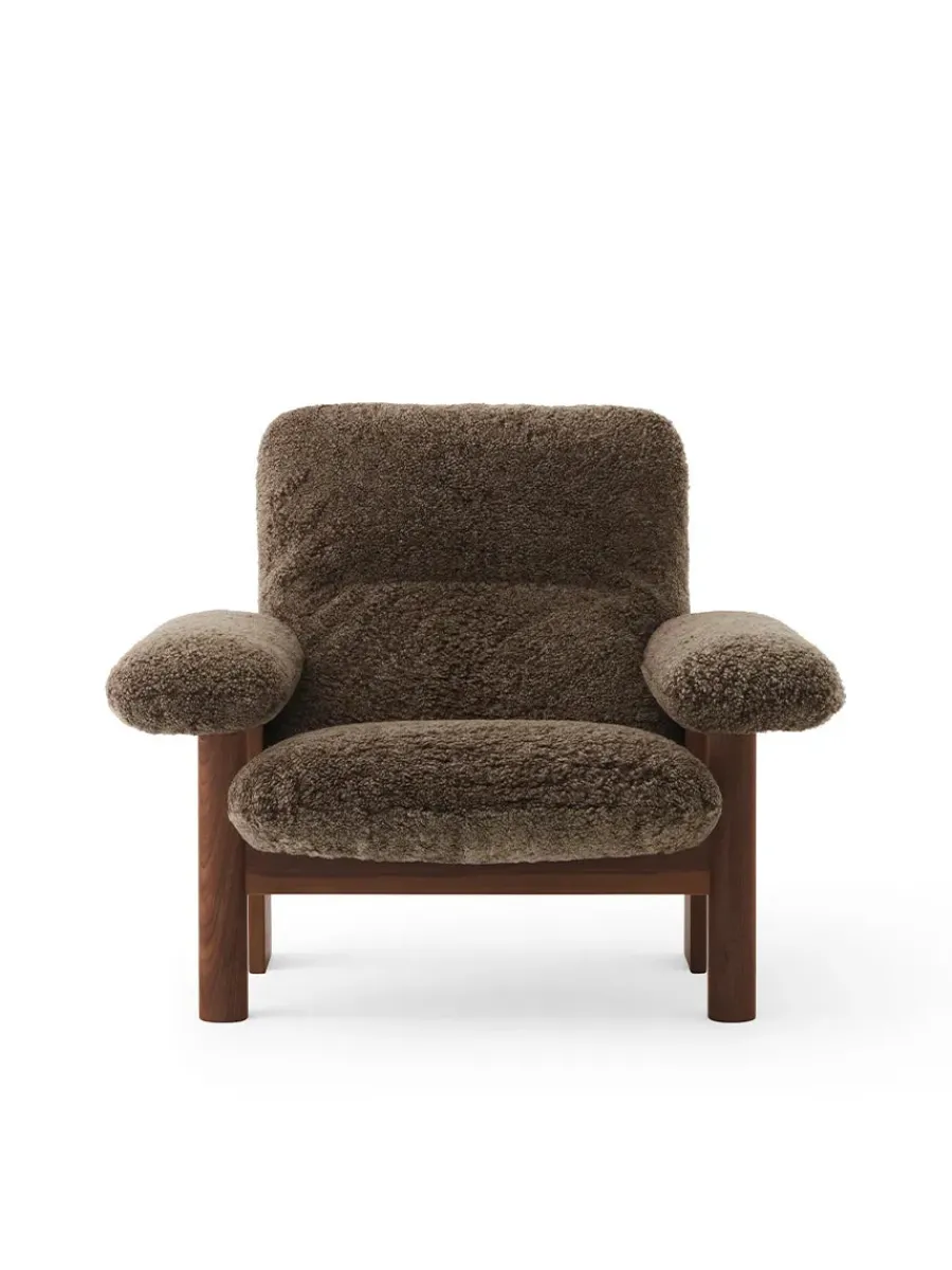 Audo Copenhagen Brasilia Lounge Chair, Natural Oak Sheepskin Nature fra Clearance