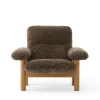 Audo Copenhagen Brasilia Lounge Chair, Natural Oak Sheepskin Root fra