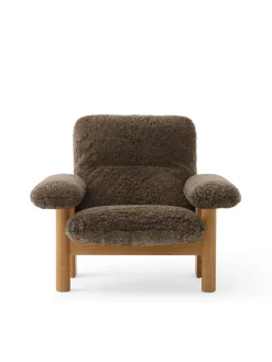 Audo Copenhagen Brasilia Lounge Chair, Natural Oak Sheepskin Root fra