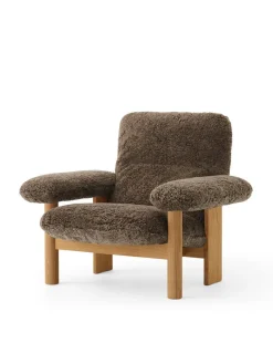 Audo Copenhagen Brasilia Lounge Chair, Natural Oak Sheepskin Root fra