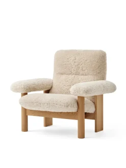 Audo Copenhagen Brasilia Lounge Chair, Natural Oak Sheepskin Root fra