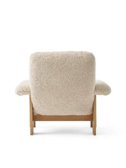 Audo Copenhagen Brasilia Lounge Chair, Natural Oak Sheepskin Root fra