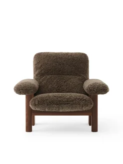 Audo Copenhagen Brasilia Lounge Chair, Natural Oak Sheepskin Root fra