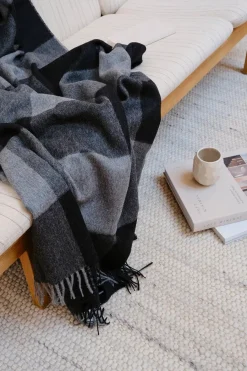 Silkeborg Uldspinderi Caracas Plaid, black fra Outlet