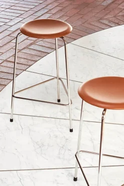Fritz Hansen Dot barstol, valnød af Arne Jacobsen New