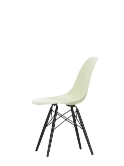 Vitra Eames Fiberglass Chair DSW, sortlakeret ahorn fra Discount
