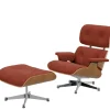 Vitra Eames Lounge Chair, kirsebær, calma brandy inkl. Fodskammel fra New