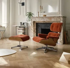 Vitra Eames Lounge Chair, kirsebær, calma brandy inkl. Fodskammel fra New