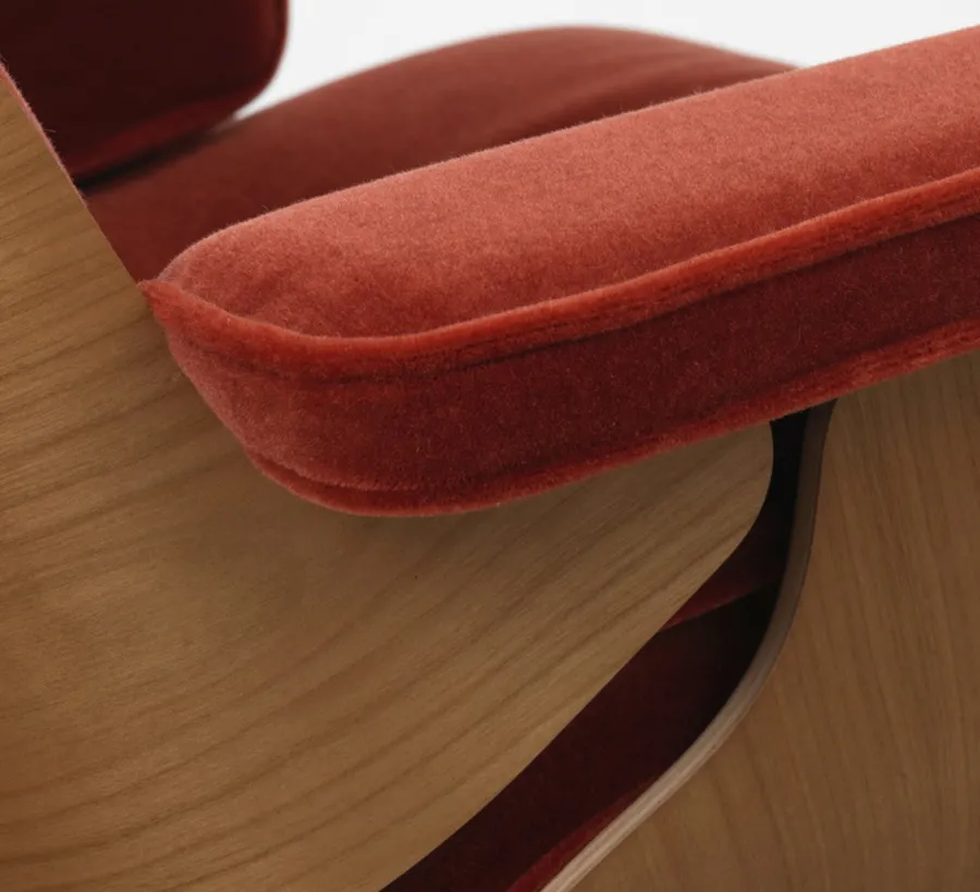 Vitra Eames Lounge Chair, kirsebær, calma brandy inkl. Fodskammel fra New