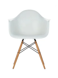 Vitra Eames Plastic Armchair DAW, ahorntræ fra Outlet