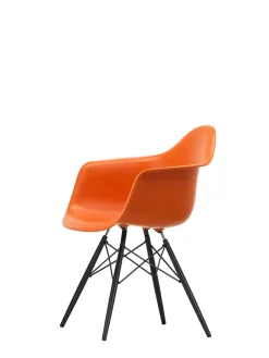 Vitra Eames Plastic Armchair DAW, sortlakeret ahorntræ fra Online