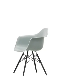 Vitra Eames Plastic Armchair DAW, sortlakeret ahorntræ fra Online