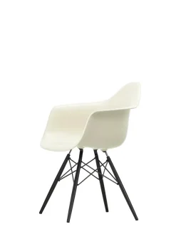 Vitra Eames Plastic Armchair DAW, sortlakeret ahorntræ fra Online