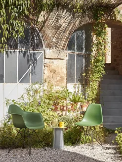 Vitra Eames Plastic Armchair DAR, sort pulverlakering fra