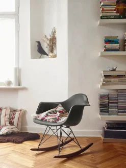 Vitra Eames Plastic Armchair RAR, gyngestol fra Outlet